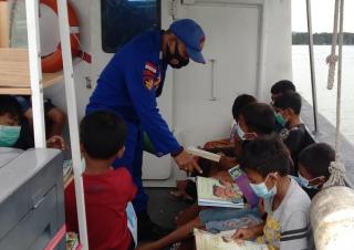 Perpustakaan Apung Polisi di Batam Sasar Anak Pesisir