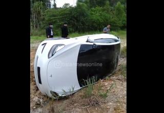 Mobil Tesla Terguling Masuk Selokan di Batam