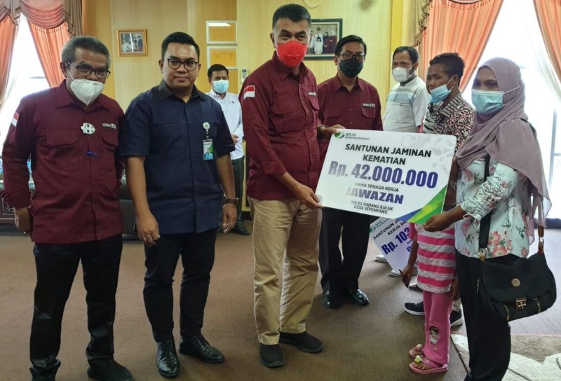 BPJS Ketenagakerjaan Santuni Keluarga Pencari Madu di Natuna Rp 42 Juta