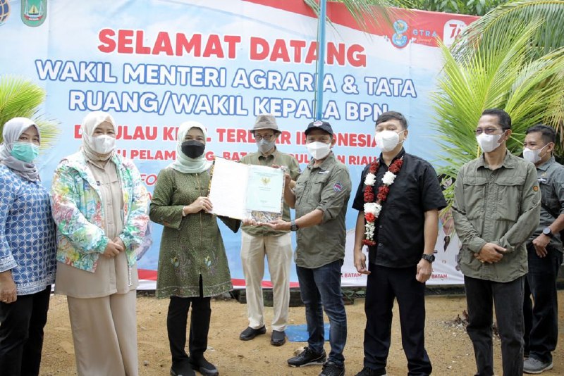 Warga Pulau Terluar Kota Batam Terima Sertifkat Lahan