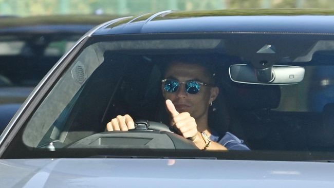 Jempol Ronaldo dari Dalam Lamborghini Jelang Debut