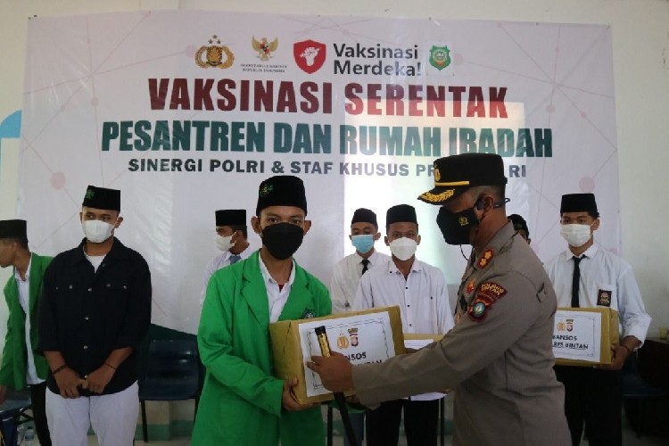 Kapolres Bintan Bagikan 100 Paket Sembako ke Ponpes Mamba`us Sholihin