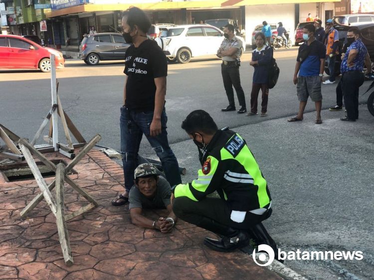 Polisi Bekuk Pencuri Kabel Telkom di Simpang Nagoya