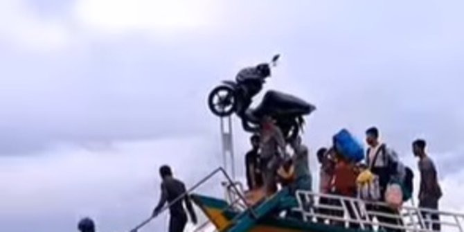 Keren, Pria Ini Panggul Motor Dipundaknya Saat Turun Kapal