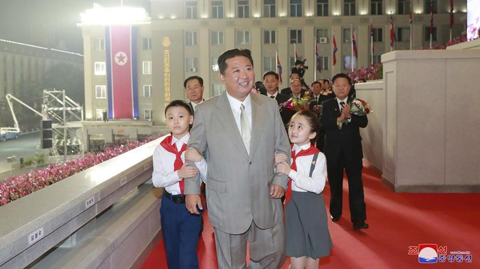 Kim Jong-Un Makin Kurus Jadi Sorotan saat Parade Militer