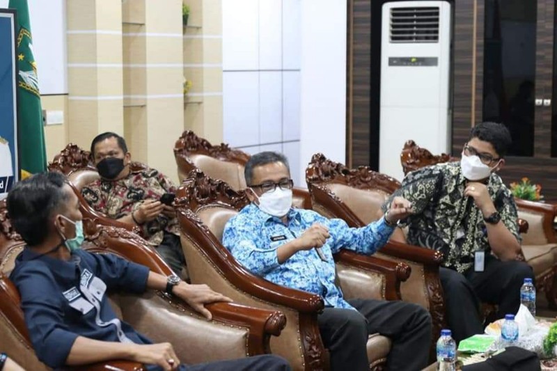 Sarat Makan, Pantun Jefridin Relevan dengan Kondisi Kekinian