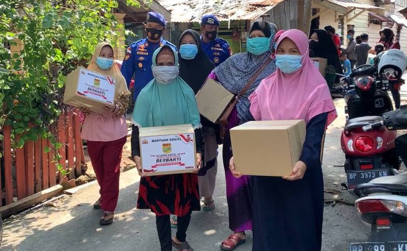 Alumni Akpol 97 Sebar Bantuan untuk Warga Pesisir Karimun