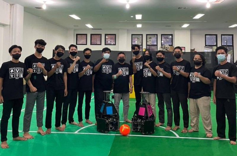 Robot Main Bola Kreasi Poltek Batam Kampiun Kontes Robot Indonesia
