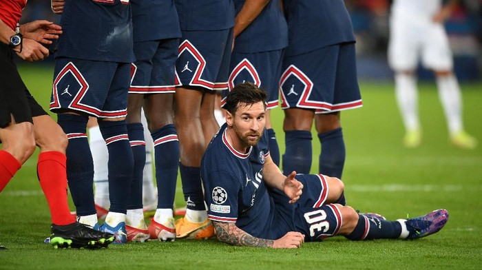 Sekelas Messi Kok Bisa-bisanya Rebahan Jaga Tendangan Bebas