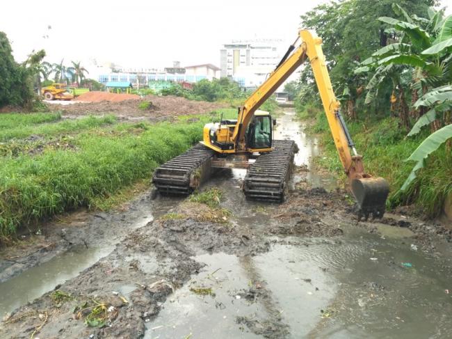 Banjir Mengintai, Pemko Batam Kerahkan 15 Unit Alat Berat Keruk Drainase
