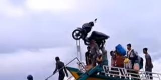 Keren, Pria Ini Panggul Motor Dipundaknya Saat Turun Kapal