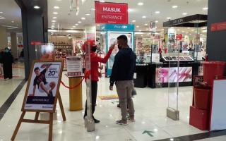 Duh, Ribuan Orang Positif Covid Terdeteksi Jalan di Mal