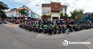 Mengular! Penampakan Antrean Warga Vaksinasi Dosis II di Batam Center