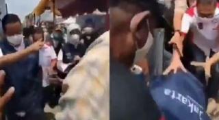 Viral, Anies Baswedan Terpeleset Masuk Got saat Pantau Vaksinasi