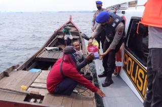 Polisi di Batam Tebar Sembako untuk Nelayan Pesisir Terdampak PPKM