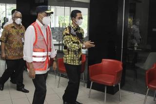 Amsakar Dampingi Menhub Pantau Pelabuhan Batam Center