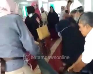 Aksi Emak-emak Pukuli Pelaku Penyerangan Ustaz di Batam Curi Perhatian Netizen