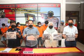 Police Arrest The Owner and Illegal Sand Mining Workers in Batam