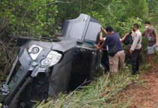 Stir Error, Mobil Dikemudian Dosen UMRAH Terguling di Lintas Barat Bintan