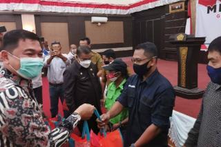 BNI Salurkan Ratusan Paket Sembako untuk Insan Pers di Karimun