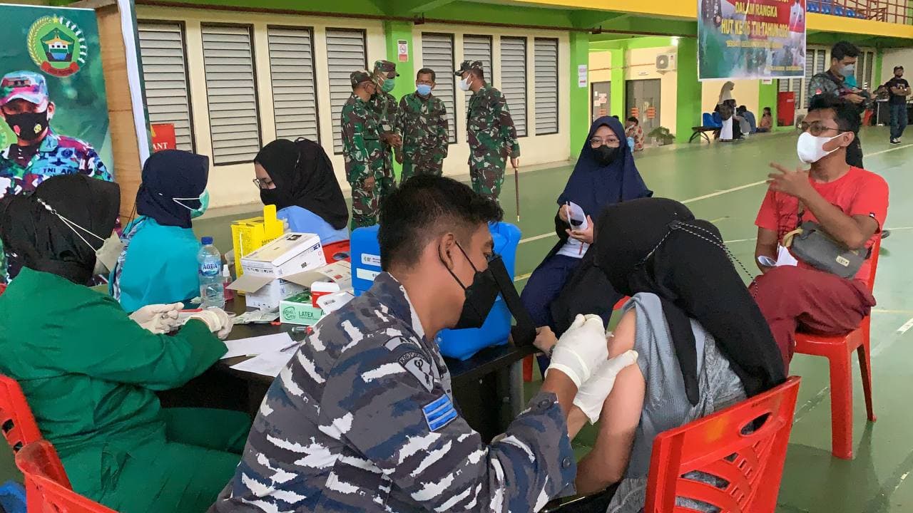 TNI Jemput Warga yang Belum Vaksin Covid di Karimun