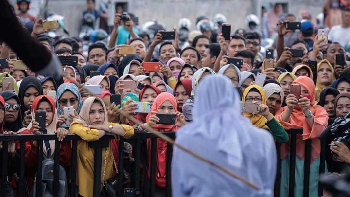 Wanita Terpidana Kasus Zina di Aceh Pingsan Usai Hukum Cambuk 100 Kali