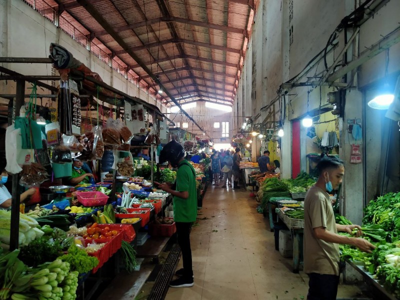 Corona Melandai, Pengunjung Pasar di Batam Masih Sepi