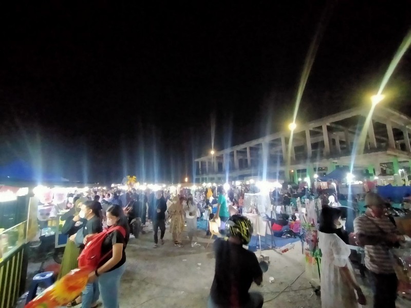 Hiruk Pikuk Alun-alun Engku Putri di Malam Minggu