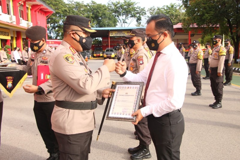 Bongkar Kasus Narkoba, Kasat dan Personel Polresta Barelang Dapat Penghargaan