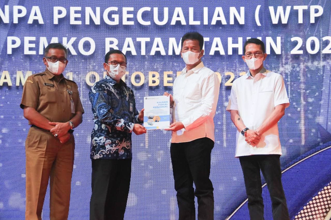 Rudi Terima Penghargaan dari Kemenkeu Setelah Raih Opini WTP 9 Kali Berturut