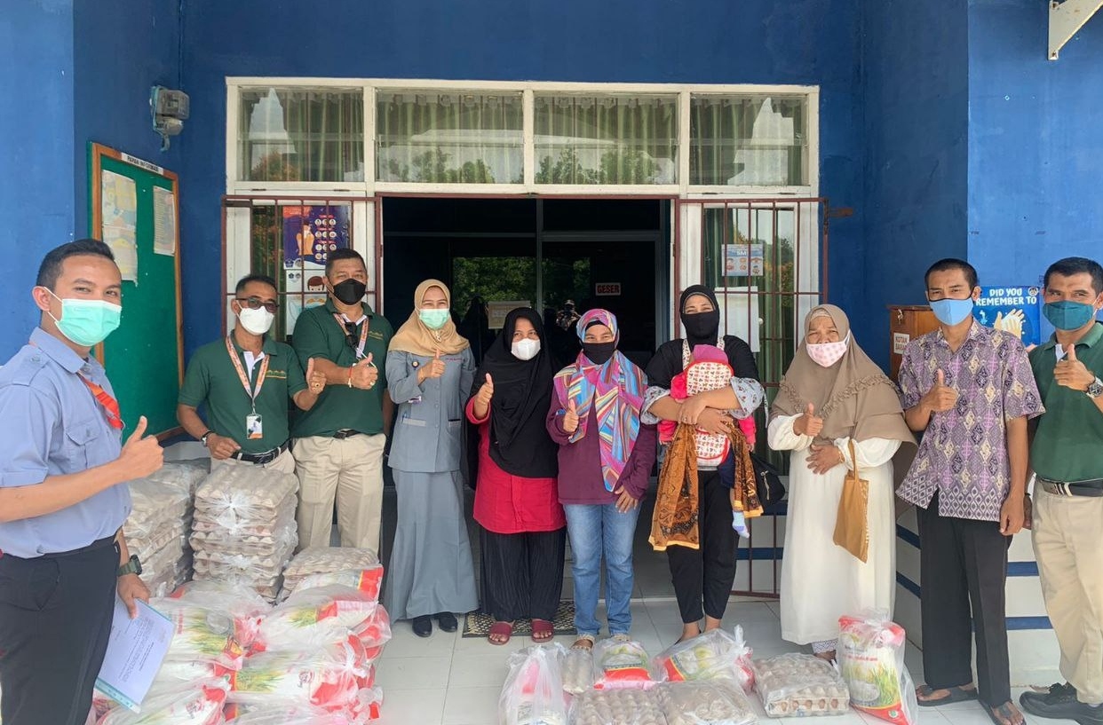 6 Perusahaan di Bintan Bagi-bagi Sembako ke Warga Seri Kuala Lobam