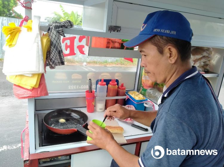 Penjual Burger Gerobak di Batam Kini Bisa Raup Rp 700 Ribu per-Hari
