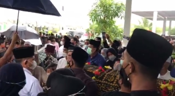 Suasana Duka Pelepasan Jenazah Ruslan Ali Wasyim di Bawah Rintik Hujan