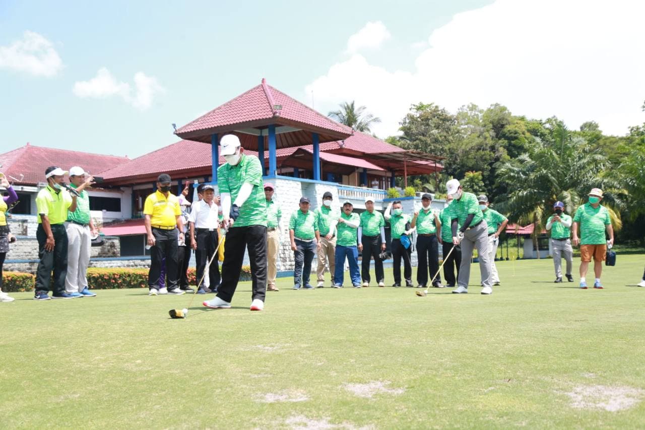 Ansar-Isdianto Kompak Pukul Bola Golf Buka Turnamen Nongsa Cup 2021