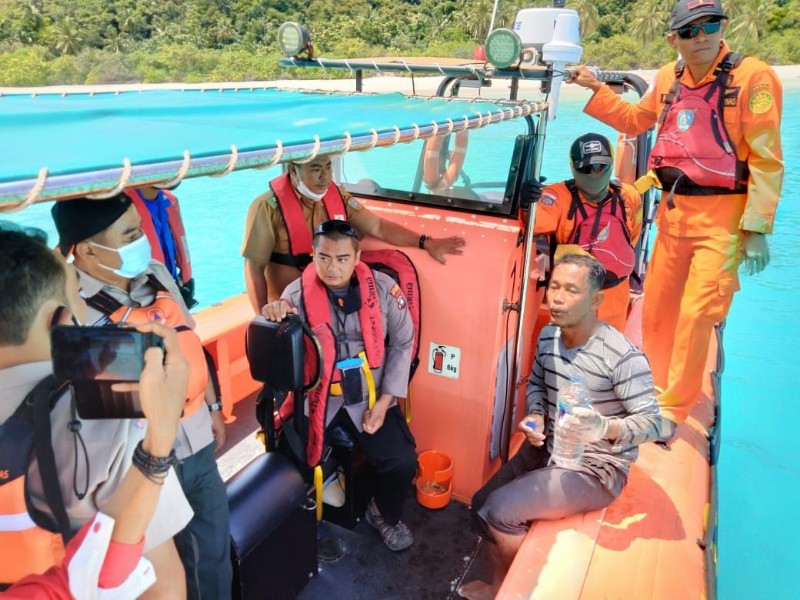 Dihantam Ombak, Dua Nelayan Anambas Terdampar di Pulau Penjalin