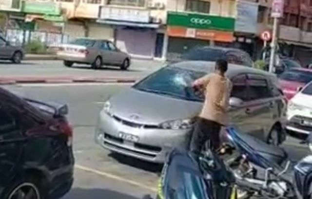 ODGJ Ngamuk, Bawa Besi dan Hancurkan 12 Mobil Parkir