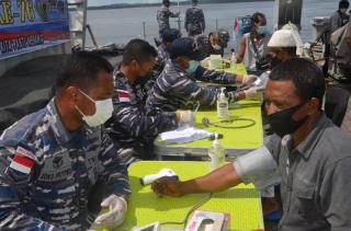 Warga Pengadah Natuna Dapat Sembako dan Suntikan Vaksin Gratis dari TNI AL