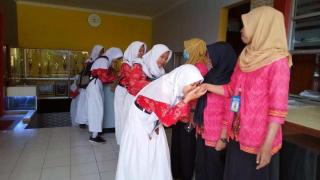 PTM di Bintan, Budaya Cium Tangan Guru Ditiadakan Demi Prokes di Sekolah