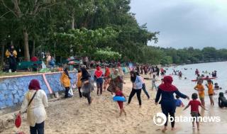 Gelak Tawa Pengunjung Usai Pantai Pelawan Karimun Kembali Dibuka