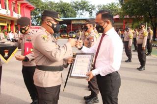 Bongkar Kasus Narkoba, Kasat dan Personel Polresta Barelang Dapat Penghargaan