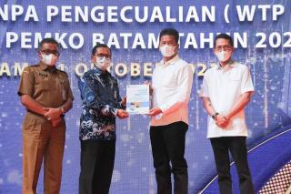 Rudi Terima Penghargaan dari Kemenkeu Setelah Raih Opini WTP 9 Kali Berturut