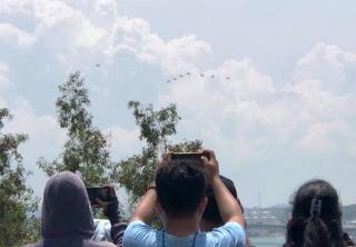 Suara Pesawat Tempur F-16 TNI AU Menggelegar di Langit Barelang Batam