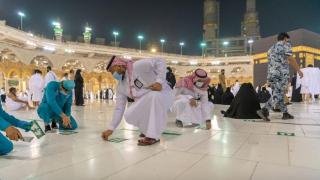 Masjidil Haram Kembali Berkapasitas Penuh, Stiker Jaga Jarak Dicabut