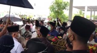 Suasana Duka Pelepasan Jenazah Ruslan Ali Wasyim di Bawah Rintik Hujan