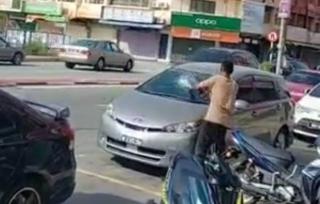 ODGJ Ngamuk, Bawa Besi dan Hancurkan 12 Mobil Parkir