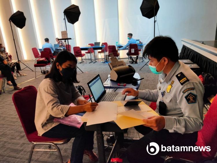 Didatangi Petugas Langsung, Menengok Layanan Paspor Kolektif Imigrasi Batam