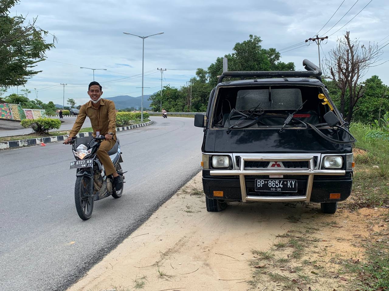 Mobil Pickup Hantam Pembatas Jalan di Karimun, Pecah Ban Jadi Pemicu