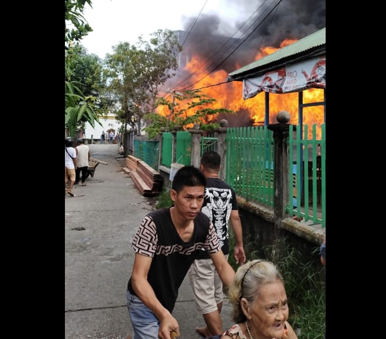 Nenek 70 Tahun Nyaris Celaka Terjebak Kebakaran di Selat Panjang