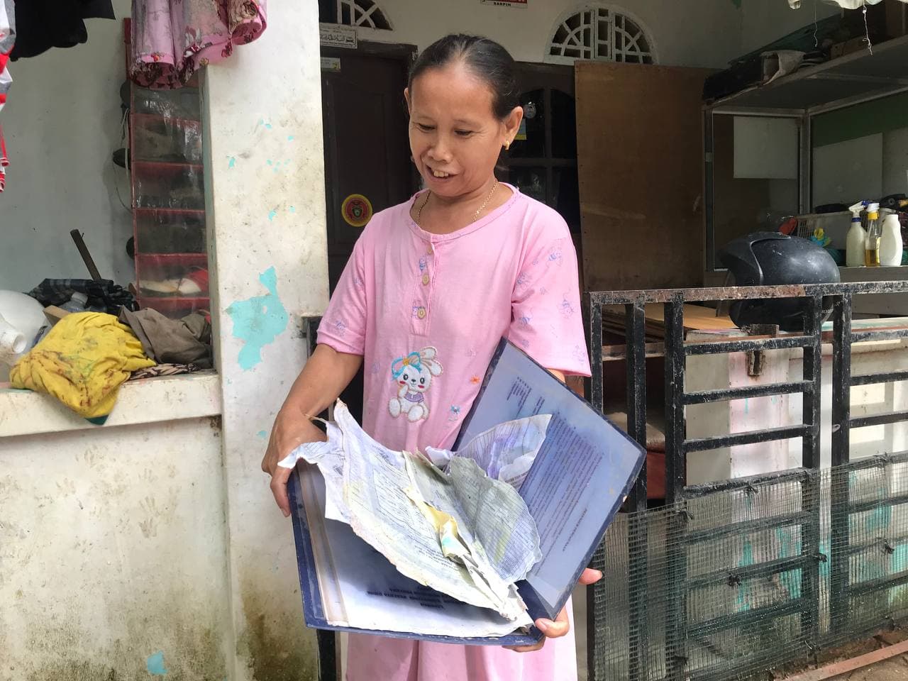 Warga Bida Kabil Terus Dihantui Banjir, Sumarni: Ijazah dan Rapor Anak Saya Rusak
