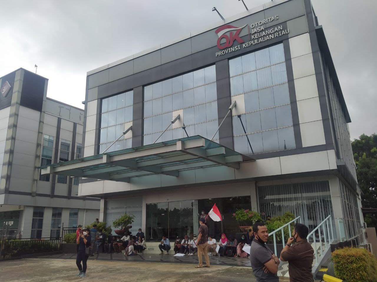 Demo Kantor OJK Kepri, Korban Asuransi Bumiputera: Di Kepri Gagal Bayar Rp 77 Miliar
